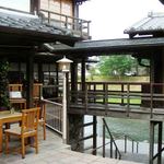 渡り廊下を渡った離れとテラス席は
          喫煙できるようになっています。
          こちらの階段を降りるとすぐ五十鈴川なので、
          川沿いからでもお店に入れるよ。