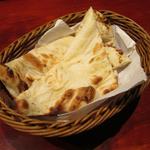 タンドールバル カマルプール - ('14/09）ナン（300円）なにも言わないでも人数分3等分で出てきました。