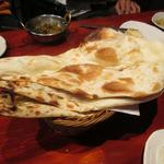 タンドールバル カマルプール - ('14/09）ナン（300円）が美味しかったので今度は3枚注文しました。クリスピーなナンはラムミントカレーに合います。ミルクと砂糖が使われている優しい味でした。