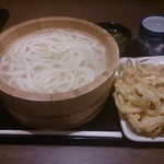 丸亀製麺 - 釜揚げうどん大（190円）と野菜かき揚げ（130円）