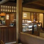 店内も木造でシックな造り。
          お店を入ると最初にレジで注文し、お会計を済ませてから
          席に着くようになっています。