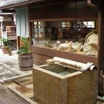 おかげ横丁のカフェにぴったりのアンティークな佇まいでしょ～
          珈琲豆にもこだわられていて、豆の販売もされています。
          お店はフロア別分煙で、こちらの本館は禁煙。
          