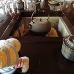 五十鈴川カフェ - ボキらは囲炉裏端のテーブル席に。
      他のお客さんと相席になったんだけど、
      テーブルが大きいのであんまり気にならないね。
      
      ちびつぬ「囲炉裏がおもしろいわ～♪」