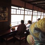 五十鈴川カフェ - 川沿い窓側のカウンター席に座ると、五十鈴川を優雅に眺めながら
      珈琲がいただけます。あいにくこちらの席は全部埋まっていました。