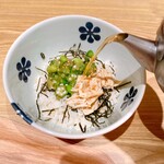 だし茶漬け+肉うどん えん - 自分でだしを注いで茶漬けにします