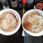 豚ギャング - らーめん300g ヤサイマシ ニンニクとアブラなし(左)、ニンニクとアブラ少なめ(右)