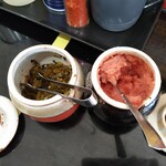 豚ギャング - 卓上 無料トッピングの明太子と辛子高菜