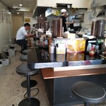 豚ギャング - 内観 カウンター席全景