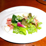 グリルキャピタル東洋亭 - 「生ハムとモッツァレラチーズのサラダ」