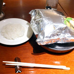 グリルキャピタル東洋亭 - 人気No.1「百年洋食ハンバーグステーキ」、おかわりのできるライスも嬉しいです