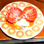 グリルキャピタル東洋亭 - 「まるごとトマト」を切ってツナサラダとドレッシングでいただきます