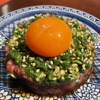焼肉 にくだらけ - 卵が素敵　炙りユッケ
