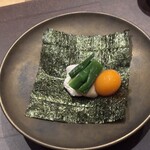 やき鳥 西むら - ニラとササミ、漬け卵黄の海苔巻き