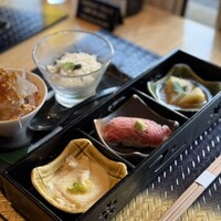 しゃぶしゃぶ　すき鍋　おもき 銀座店 - 右・・米茄子のみぞれ煮
                    中・・松坂牛赤身肉寿司
                    左・・湯葉