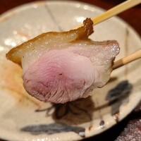 鳥匠 いし井 - ⑤ソリレス【塩】(高坂鶏プレミアム)
                    皮は薄くパリッと食感、皮下の脂でしっかりした旨み
                    赤みを帯びた中心部に驚きつつも、弾力のある肉質は噛むとジュワッと肉汁が溢れてきます
