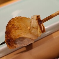 鳥匠 いし井 - ②抱き身胸肉&玉葱【塩】(高坂鶏プレミアム)
                      皮が薄くパリッとしていますが、その下の胸肉はフワッとしてコントラストが良い！
                      熟成による旨みがあるからこそだからと思いますが、脂のジューシーさも素晴らしい