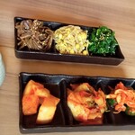 焼肉 しゃぶしゃぶ 石田屋。 - ナムルとキムチの盛り合わせ。