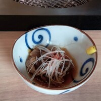 焼肉 しゃぶしゃぶ 石田屋。 北野坂店 - 突き出しの牛すじとコンニャクの煮込み。