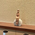 鎌倉 北じま - 早天慈雨（かんてんのじう）
      彫刻家、岸野承氏作
      早天慈雨とは、日照りが長く続いた後に降る恵みの雨のこと。転じて、待ち望んでいたことが実現したり、困っているときに助けが得られたりすること。