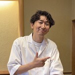 鎌倉 北じま - 北嶋氏にポーズいただきました（笑）
      世の中の喧騒とは別世界の、心鎮まる空間で美味しい初夏の料理、堪能させていただきました。
      四季を感じる素敵な設えの日本料理、日本人に生まれて良かったと改めて思います。