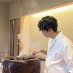 鎌倉 北じま - 大きな鎌倉彫りの火鉢で、鰻の筒焼きを炭火焼きされています