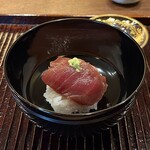 鎌倉 北じま - 本鮪丼、赤身と中トロ（Mサイズ）
      相模湾の本鮪も魚人長谷川さんから