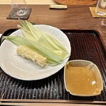 鎌倉 北じま - 揚げ物 とうもろこし
      とうもろこしの芯と髭で取った出汁に、葛餡で少しとろみを付けた餡を、とうもろこしの揚げ物にディップしながらいただきます