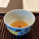 鎌倉 北じま - あずき茶
      茶碗は〝永樂妙全〟　〈約100年前の茶碗〉
      京都の永樂11代目、悠さんの作品。
      悠さん（1852年〜1927年10月没）