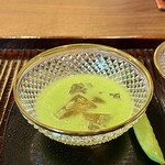 鎌倉 北じま - うすい豆のすり流し
      スッポンのお出汁に秋田県産のじゅんさい