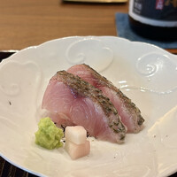 鎌倉 北じま - お造り：クロムツ（相模湾）
                      北嶋さんが皮目を炭で直に炙りますが、ジュ〜の音と共に白煙が立ち上ります