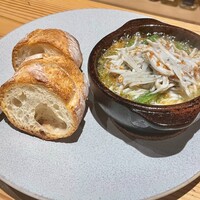 上六ワイン - 生しらすのアヒージョ 3200円