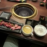 Kuroge Wagyuu Yakiniku Nikudokoro Kisshan - 肉とご飯にスープ