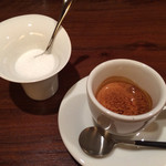 カセント - 2014年9月再訪。エスプレッソは砂糖二杯でと。