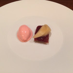 カセント - 2014年9月再訪。スモモのデザートはシャーベットとソルベを乗せたアーモンドのタルト。