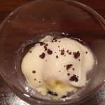 カセント - 2014年9月再訪。巨峰のデザート。ホワイトチョコレートのアイスとクリームチーズ。