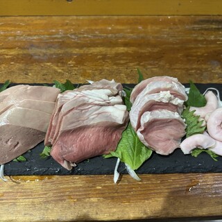 芝浦直送！朝挽きのもつを串焼き&刺しで