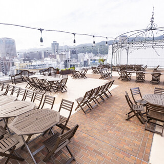 屋上ビアガーデンでバカンス気分！多彩な料理と7種の樽生ビール