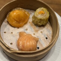 中国菜厨 エスサワダ 新丸ビル店 - 蒸し点心三種盛り合わせ
                    広東焼売、帆立の餃子、海老蒸し餃子トマト