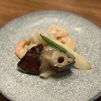 中国菜厨 エスサワダ 新丸ビル店 - 海鮮二種と季節野菜の葱生姜炒め
                    ホワイトアスパラ、加賀蓮根、海老、イカ