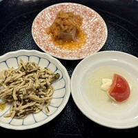 中国菜厨 エスサワダ 新丸ビル店 - 前菜三種盛り合わせ
                      豚タン桜エビソース、干し豆腐、フルーツトマトあんず酒マスカルポーネチーズ