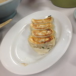 満福ラーメン - 餃子。既に2個食べてます。( ^ ^ ;