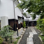 白忠 - お店の敷地内