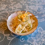 シャンティ - ドレッシングも旨い、冷たくてシャキシャキのサラダ。