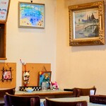 シャンティ - カウンター周りは色々と飾られています。