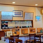 シャンティ - 厨房前カウンター上に掲げられている、"本日のランチメニュー"。