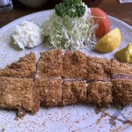 とんかつ かつせい - 食べやすいサイズにカットされてます。
