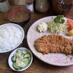 とんかつ かつせい - ロースかつ定食。
