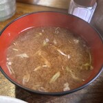 とんかつ かつせい - 赤出汁のナメコとネギの味噌汁。
