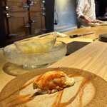 鮨 三心 - スペシャリテ。観音開きの車海老。