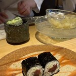 鮨 三心 - 追加の鉄火巻は千さんとはんぶんこ。